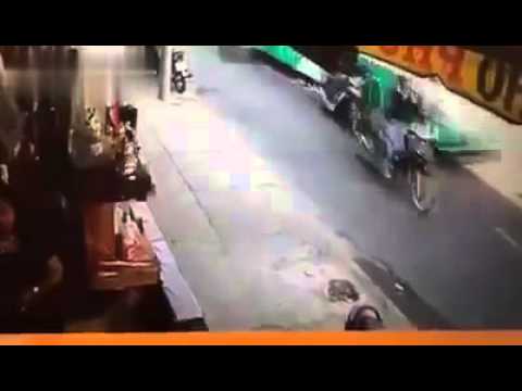 حافلة تدهس فتاة تقود دراجة نارية