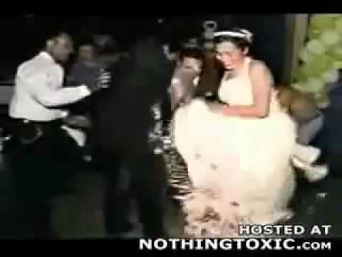 بالفيديو حريق فستان عروس خلال حفل زفافها