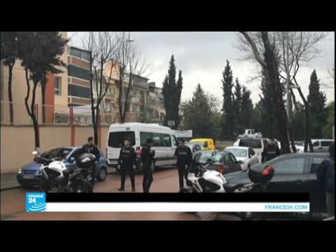 امرأتان مسلحتان تهاجمان مقر شرطة مكافحة الشغب