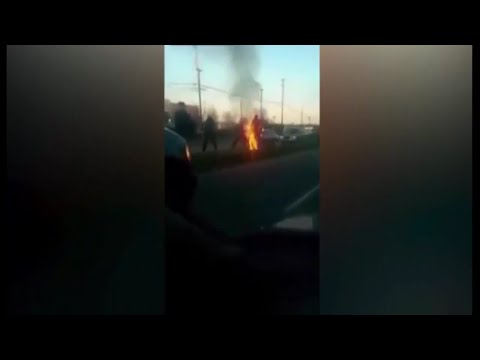 شاهد رجل يضرم النار في نفسه