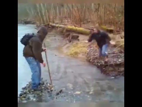 بالفيديو فتاة حسناء تتعرض إلى موقف محرج أمام حبيبها