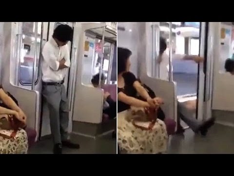 شاهد لحظة سقوط رجل مستندًا على باب عربة مترو