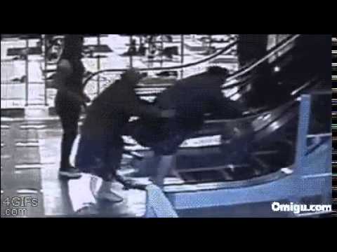 رد فعل طريف لعجوز تصعد السلم الكهربائي لأول مرة