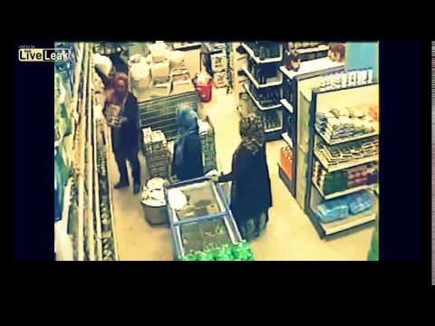 3 سيدات يسرقن باستخدام «العباءة» في سوبر ماركت