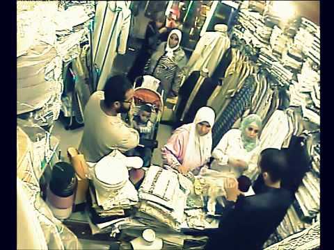 بالفيديو امرأة تسرق حقيبة بمساعدة ابنتها الشابة