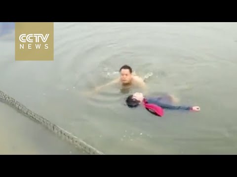مسن صيني يقفز في بحيرة متجمدة لإنقاذ شاب من الغرق
