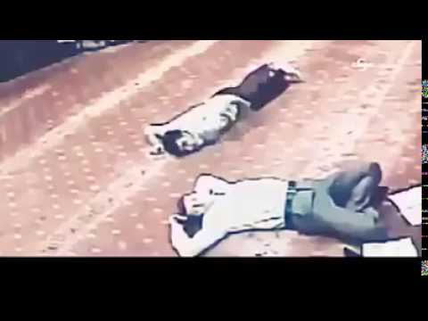 بالفيديو لحظة سرقة رجل أثناء نومه