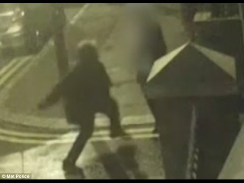 بالفيديو لص يعتدي على امرأة ويسرق هاتفها