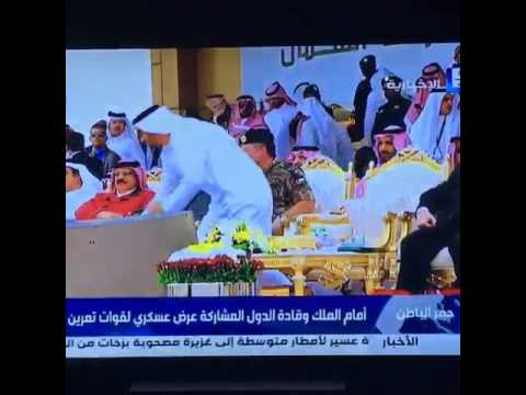ولي عهد أبوظبي يقدم الماء لخادم الحرمين الشريفين
