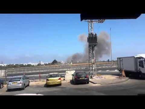 لحظة انفجار صاروخ في أسدود شمال عسقلان على مرأى المستوطنين