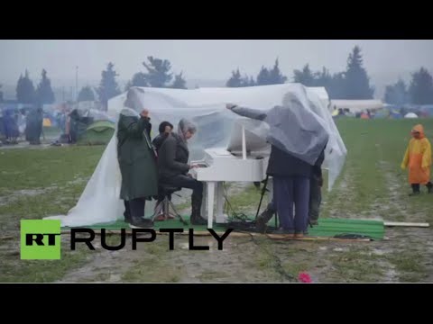 شاهد لاجئة سورية في اليونان تعزف على البيانو