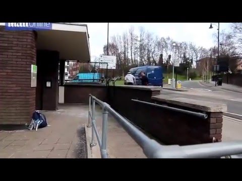 شاهد شاب يتعرض لموقف محرج أثناء ممارسة الباركور