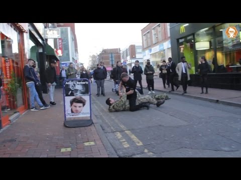 خناقة بين “شرطى” و”جندى” بريطانى فى الشارع