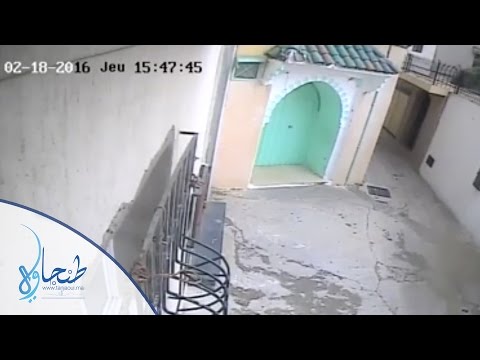 شاهد امرأة وفتاتان تمارسنّ أعمال الشعوذة