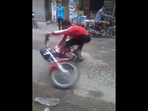 شاهد شاب يرقص بـ موتسكيل بطريقة جنونية