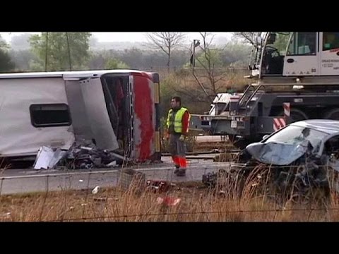 مقتل 13 طالبًا في تحطم حافلة شمال إسبانيا