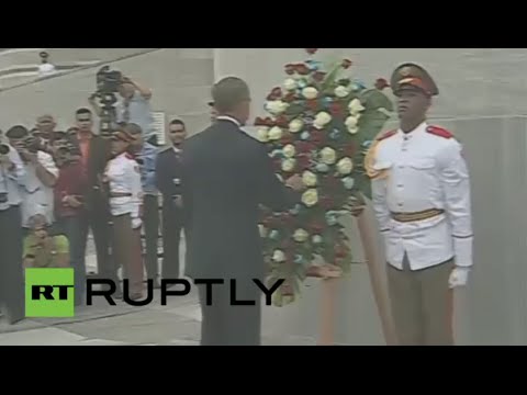 باراك أوباما يضع أكاليل الورود عند تمثال خوسيه مارتي