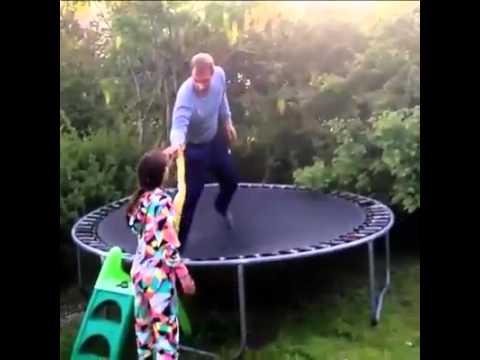 شاهد أب يتعرض لموقف محرج أمام إبنته