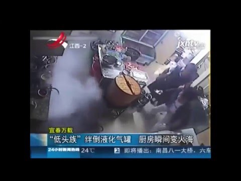 نادلة تتسبب في إنفجار مطبخ مطعم