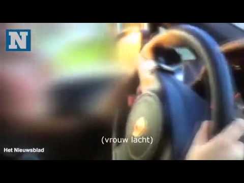 أب يشجع طفله على قيادة السيارة بسرعة عالية