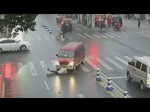 حافلة تدهس مراهقة صينية والمارة ينقذونها خلال 48 ثانية