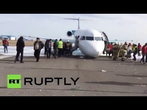 شاهد  هبوط طائرة ركاب بعد تعطّل عجلاتها