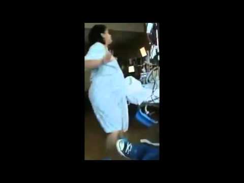 سيدة حامل ترقص رقصة مثيرة