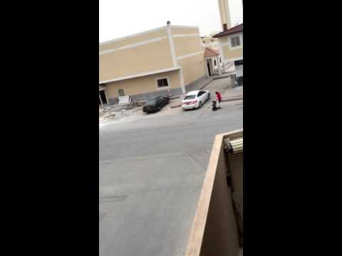 شاهد شاب يسحل عامل في أحد شوارع الرياض