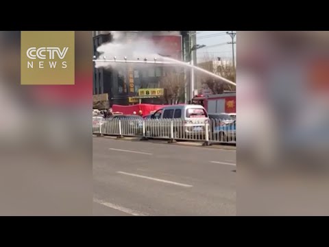 صيني يحاول الانتحار فتضربه الشرطة بالماء