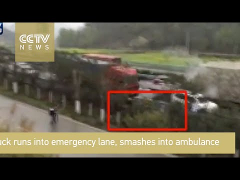 شاحنة تحطم إسعاف توقفت لإنقاذ سائق سيارة