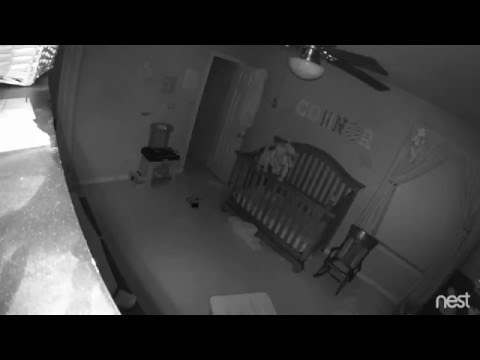 رضيع يمتلك توازنًا “خارقًا” يجعله يقف على حافة السرير