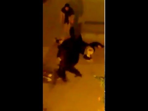 شاهد  الاعتداء على شاب ووالدته بسيف