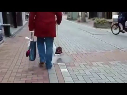 شاهد فتاة تتجول بمخلوق مجهول لا يلمس الأرضشاهد فتاة تتجول بمخلوق مجهول لا يلمس الأرض