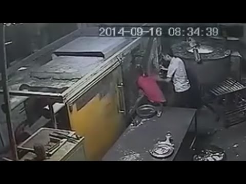 شاهد ماكينة تقطع رأس عامل أثناء تشغيلها