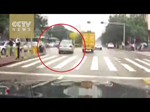 بالفيديو الحظ يحالف الجميع في حادثة إصطدام سيارة بمجموعة من المارة