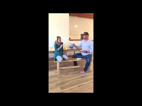 شاهد أميركي يخلع “سن” ابنته بطائرة دون طيار