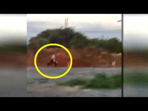 بالفيديو لقطات مروعة لعامل يطارد مديره