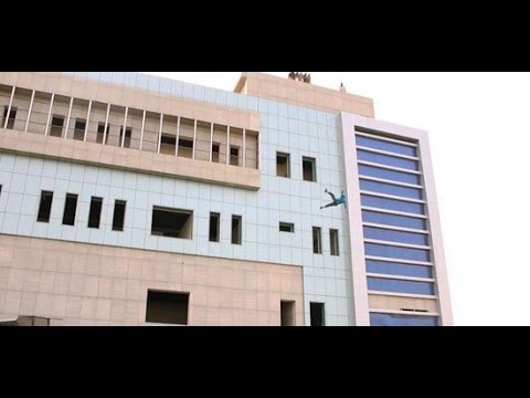 شاهد إلقاء شاب عراقي من أعلى برج سكني