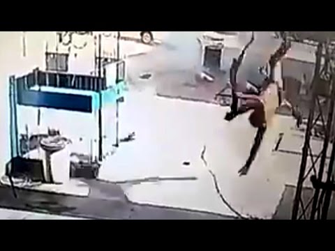 لحظة انفجار خزان وقود محطة بنزين في وجه عامل بناء برازيلي