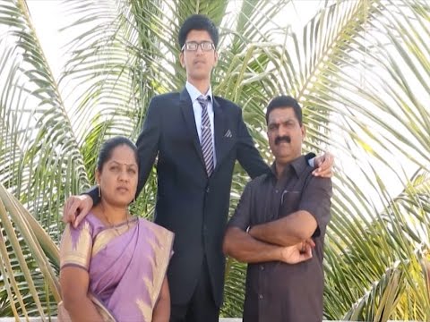 شاهد هندى عمره 14 عامًا وطوله مترين