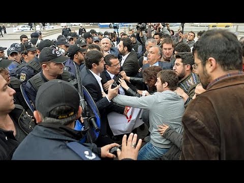 شاهد محتجون ضد إضفاء بعد ديني على الدستور التركي
