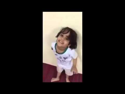 بالفيديو شخص يعتدي على طفل بالضرب