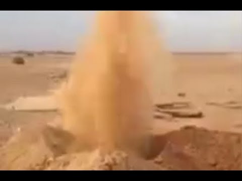 نافورة من الرمال تثير الجدل في صحراء السعودية