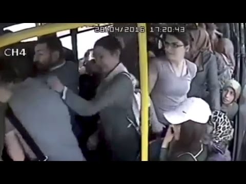 بالفيديو زفة “تجريس” لمتحرش دخل أوتوبيس معظمه سيدات