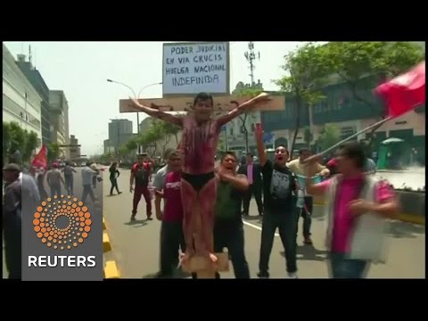 peruvian workers clash