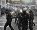 الشرطة الفرنسية تُطلق الغاز المسيل للدموع على نشطاء المناخ في باريس