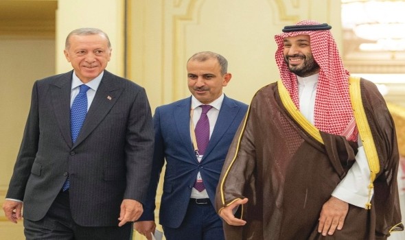 السعودية وتركيا وباكستان تبحث تعزيز التعاون الدفاعي والأمني خلال اجتماعها الأول في إسطنبول