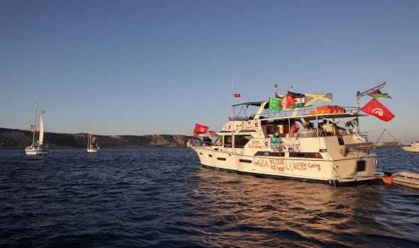 قوات الاحتلال تسطو على 40 زورقاً من
