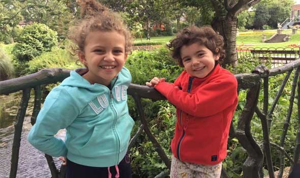 المغرب اليوم - كيف تطمئنين طفلك عند سماع الأخبار الصادمة وتعيدين له الشعور بالأمان