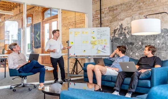 المغرب اليوم - كيفية التعامل مع الإحراج الاجتماعي بين الزملاء في العمل